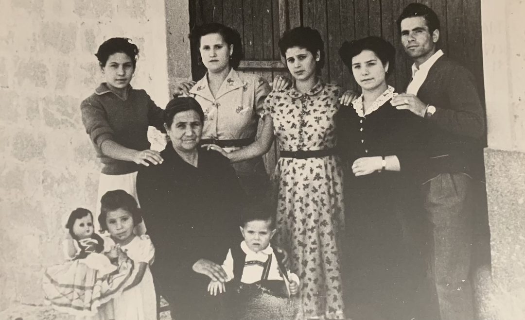A photo of Giuseppa Rapisarda with her husband Nunzio Mangani and family